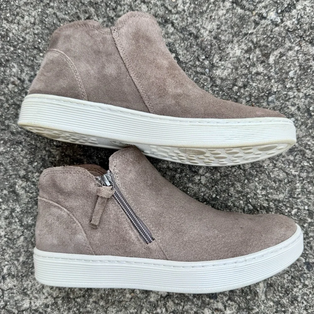 Sofft Women's Sz 8 M‎ Britton Casual Sneaker W/ Side Zip In Taupe Suede W/ Spot